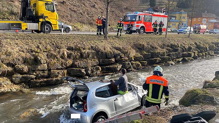 So sah es am 24. Februar 2021 am Unfallort in der Sinn aus. Nachdem die Ersthelfer Stefan Belz und Kevin Lehmann den Kleinwagen auf die Räder gestellt hatten, befreiten Rettungskräfte den eingeklemmten Fahrer. Foto: Sebastian Gerr
