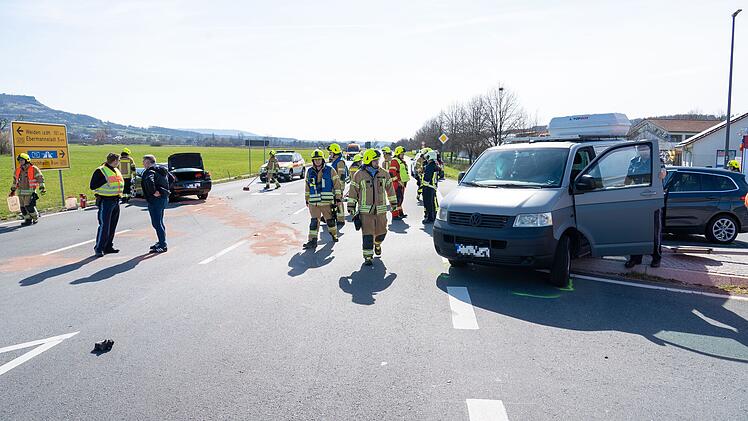 B470 bei Weilersbach: Schwerer Autounfall - Rettungshubschrauber im Einsatz - drei Verletzte