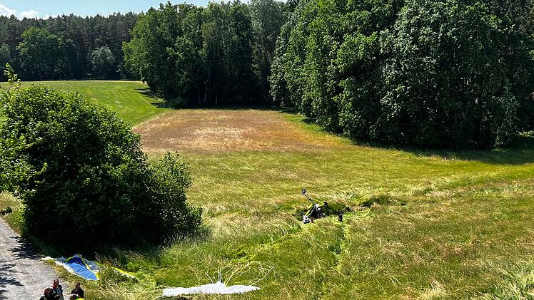 Forsthub (Kreis Coburg): Trike-Gleitschirm stürzt über Wiese ab - Pilot schwer verletzt