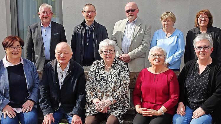 Unser Bild zeigt (von links) Hannelore Glass (Vorstand Pastoraler Raum Süd), Gerhard Zösch (stellvertretender Kassenprüfer), Pfarrer i. R. Rainer Kunkel, Dekan Christian Lutz, Brigitte Hymon (Schriftführerin), Rudi Langer (Vorstand Ost), Anna Krug...