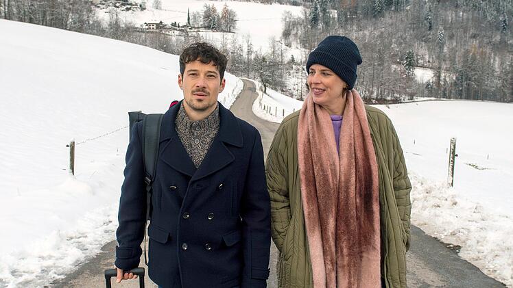 Felix (Klaus Steinbacher) verr&auml;t seiner Mutter Eva (Elena Uhlig), was ihn besch&auml;ftigt.