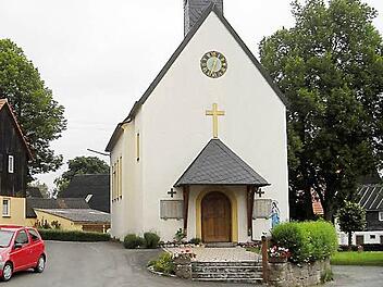 Die Kapelle in  Bojendorf steht an der Durchgangsstraße.  Der Gemeinderat   möchte den Umgriff  verschönern.  Foto: Gertrud Glössner-Möschk