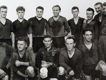 Genau vor 50 Jahren holte Jubilar Erhard Krapf (hinten, 3. von rechts) erstmals mit der Mannschaft des 1. FC Fahr die Meisterschaft in der damaligen C-Klasse SW Gruppe 15. Foto: Pfannes