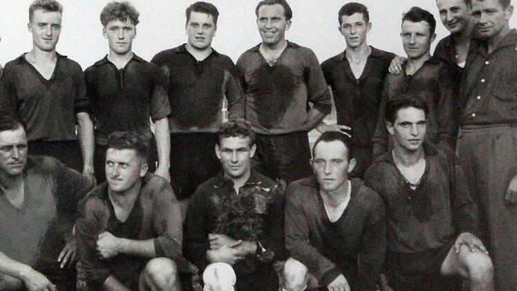 Genau vor 50 Jahren holte Jubilar Erhard Krapf (hinten, 3. von rechts) erstmals mit der Mannschaft des 1. FC Fahr die Meisterschaft in der damaligen C-Klasse SW Gruppe 15. Foto: Pfannes