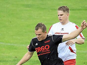 Einen wichtigen Sieg im Abstiegskampf landete der TSV Scheuerfeld gegen den VfB Einberg. Im Zweikampf waren die Hausherren wie hier im Bild meist tonangebend und verdienten sich den Dreier. Foto: Timo Geldner
