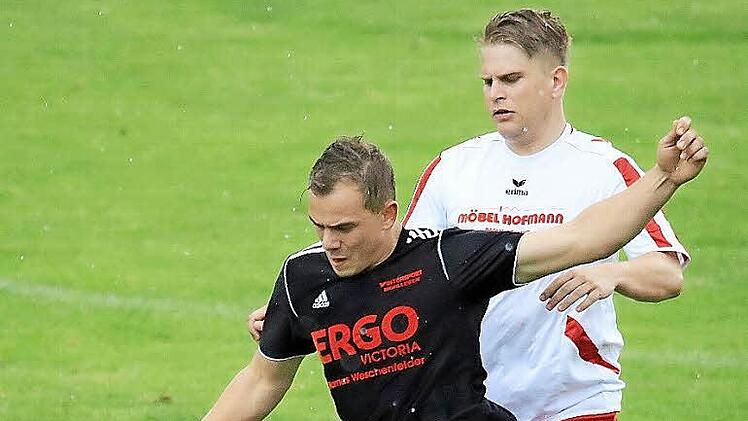 Einen wichtigen Sieg im Abstiegskampf landete der TSV Scheuerfeld gegen den VfB Einberg. Im Zweikampf waren die Hausherren wie hier im Bild meist tonangebend und verdienten sich den Dreier. Foto: Timo Geldner