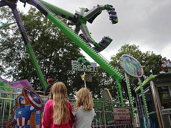 Nicht nur junge Mädchen kommen beim Anblick des "Beasts" ins Grübeln. Für die Zögernden bieten die Betreiber des Fahrgeschäfts auf der Herzogenauracher Sommerkirchweih neben der Looping-Fahrt auch eine familienfreundliche Schaukel-Variante. Foto: Lena Alt