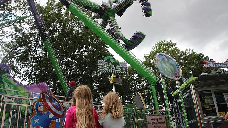 Nicht nur junge Mädchen kommen beim Anblick des "Beasts" ins Grübeln. Für die Zögernden bieten die Betreiber des Fahrgeschäfts auf der Herzogenauracher Sommerkirchweih neben der Looping-Fahrt auch eine familienfreundliche Schaukel-Variante. Foto: Lena Alt