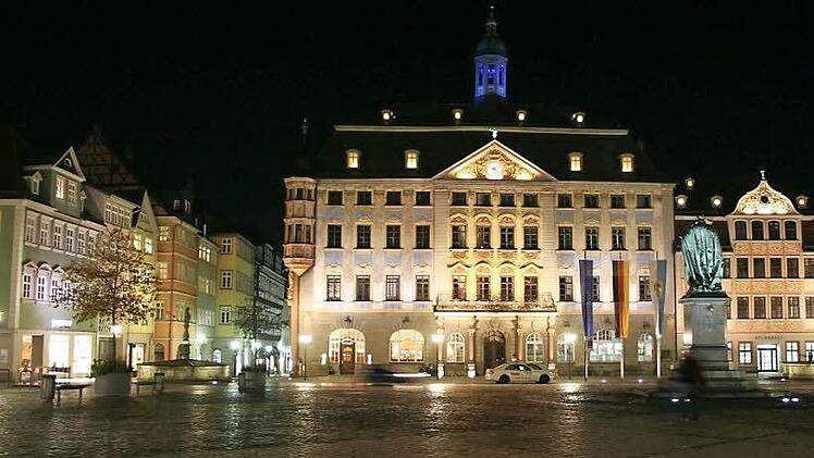 Der nächtliche Coburger Marktplatz war Schauplatz des Angriffs auf den Ebersdorfer Bürgermeister Bernd Reisenweber. Foto: Jochen Berger/Archiv