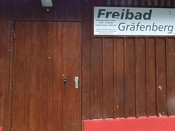 Badefreunde stehen in Gräfenberg bis auf Weiteres vor einer verschlossenen Tür.  Foto: Petra Malbrich