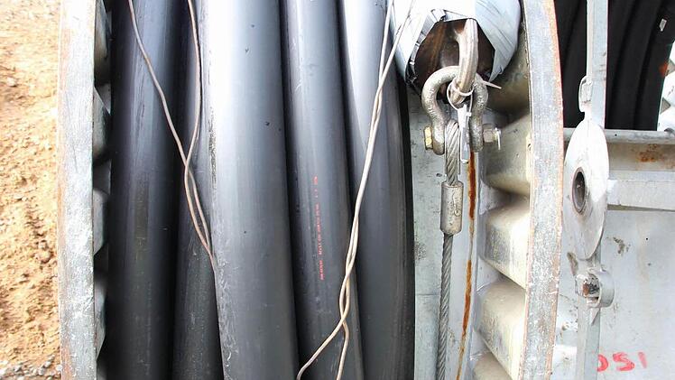 Eines der Spannglieder für die Betontürme. Die dicken Stahltrossen werden von oben durch die Betontürme bis in den Keller gelassen.  Foto: Friedwald Schedel