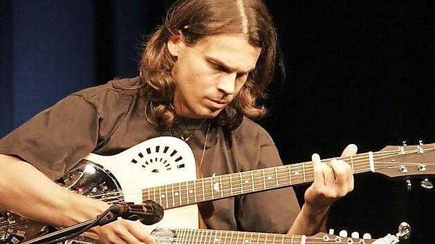 Ein Meister auf der 14-saitigen Gitarre ist der Schweizer Musiker Attila Vural. Auf seinen zwei Hälsen erzeugt er ungewöhnliche Akkordfolgen. Mit diesen will er am 13. Mai im Gasthof "Zur Linde" in Unnersdorf die Besucher zum Staunen bringen.  Foto: privat