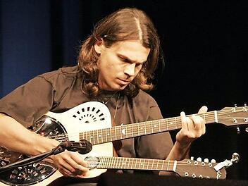 Ein Meister auf der 14-saitigen Gitarre ist der Schweizer Musiker Attila Vural. Auf seinen zwei Hälsen erzeugt er ungewöhnliche Akkordfolgen. Mit diesen will er am 13. Mai im Gasthof "Zur Linde" in Unnersdorf die Besucher zum Staunen bringen.  Foto: privat