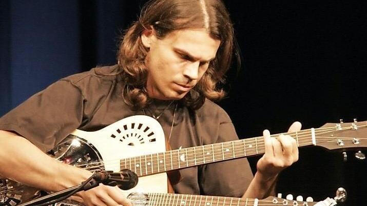 Ein Meister auf der 14-saitigen Gitarre ist der Schweizer Musiker Attila Vural. Auf seinen zwei Hälsen erzeugt er ungewöhnliche Akkordfolgen. Mit diesen will er am 13. Mai im Gasthof "Zur Linde" in Unnersdorf die Besucher zum Staunen bringen.  Foto: privat