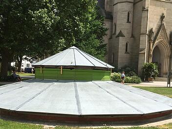 Ungewöhnlich lange dauerte heuer die Winterpause am Marienbrunnen: Wegen eines technischen Schadens und einer eigentlich geplanten Betonsanierung blieb er bis vergangene Woche eingehaust. Foto: Ralf Ruppert
