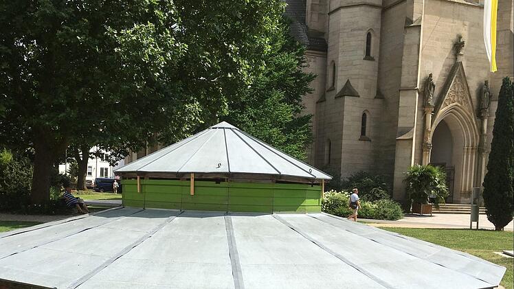 Ungewöhnlich lange dauerte heuer die Winterpause am Marienbrunnen: Wegen eines technischen Schadens und einer eigentlich geplanten Betonsanierung blieb er bis vergangene Woche eingehaust. Foto: Ralf Ruppert