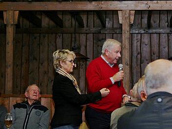 Albin Markert beklagt schlechte Straßen (links Birgit Fischer). Fotos: Werner Vogel