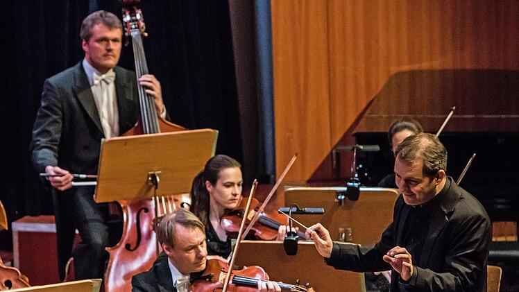 Der Pianist Alexander Schimpf war der umjubelte Solist beim Sinfoniekonzert des Landestheaters im Coburger Kongresshaus. Am Dirigentenpult stand als Gast Johannes KlumppFoto: Jochen Berger