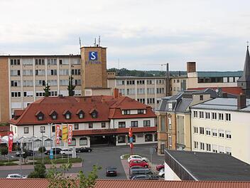 Das sechsstöckige Hochhaus mit dem "Striwa"-Logo überragt selbst stattliche Villen und die Spitalkirche im westlichen Stadtbereich von Lichtenfels. Fotos/Repros: Popp