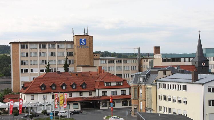Das sechsstöckige Hochhaus mit dem "Striwa"-Logo überragt selbst stattliche Villen und die Spitalkirche im westlichen Stadtbereich von Lichtenfels. Fotos/Repros: Popp