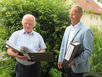 Zum Geburtstag eine "Gegengeschenk". Otmar Pfister (links) übergibt seinem Nachfolger Bürgermeister Johannes Krumm (rechts) seine heimatgeschichtlichen Aufzeichnungen aus Langendorf.