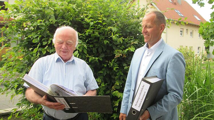 Zum Geburtstag eine "Gegengeschenk". Otmar Pfister (links) übergibt seinem Nachfolger Bürgermeister Johannes Krumm (rechts) seine heimatgeschichtlichen Aufzeichnungen aus Langendorf.