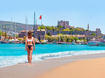 Sandstrand in Bodrum mit Panoramablick auf das St.-Peter-Kastell.