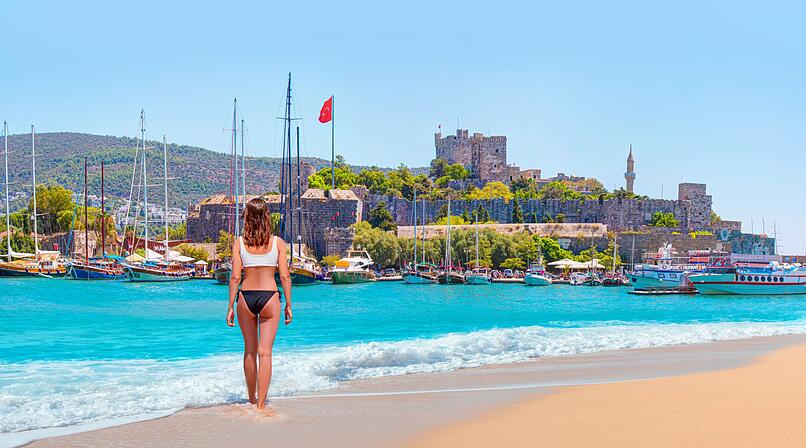 Sandstrand in Bodrum mit Panoramablick auf das St.-Peter-Kastell.