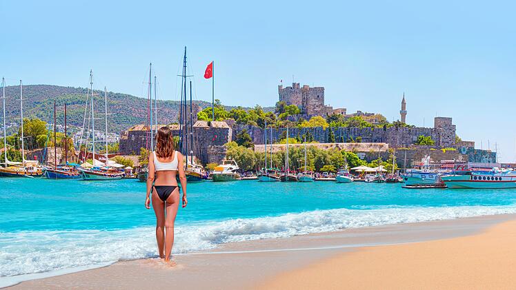Sandstrand in Bodrum mit Panoramablick auf das St.-Peter-Kastell.