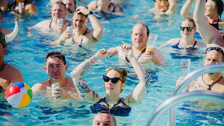 Wassergymnastik mit Bierchen: Wichtig ist nur, dass kein Glas im Pool zerbricht.