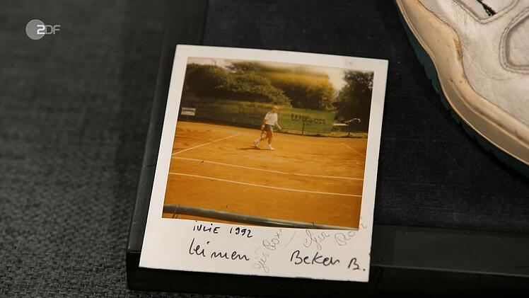 Die Verk&auml;uferinnen hatten auch ein Foto im Angebot, welches Becker beim Training zeigte.