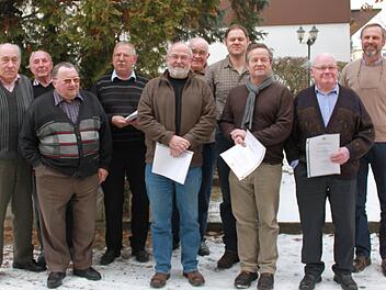 Die Bienen sind ihr Pläsier (von links): Werner Schobert (Ehrenmitglied), Bruno Deublein, Willi Bergmeier (Ehrenmitglied), Hermann Drummer, Edgar Maier, Bodo Schäfer (Ehrenvorsitzender), Josef Schauer, Christoph Zäuner, Heinrich Blocksdorff und Vorsitzender Helmut Sperber. Foto: Katharina Becht