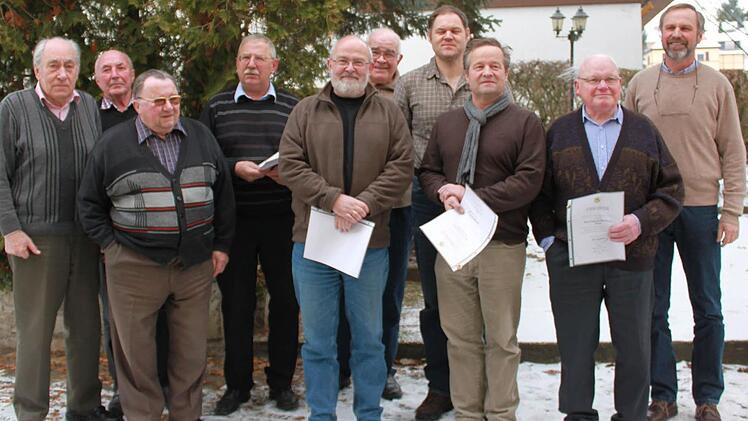 Die Bienen sind ihr Pläsier (von links): Werner Schobert (Ehrenmitglied), Bruno Deublein, Willi Bergmeier (Ehrenmitglied), Hermann Drummer, Edgar Maier, Bodo Schäfer (Ehrenvorsitzender), Josef Schauer, Christoph Zäuner, Heinrich Blocksdorff und Vorsitzender Helmut Sperber. Foto: Katharina Becht