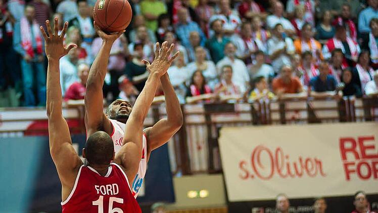 Dwayne Anderson gegen Sharrod Ford.  Foto: Tobias Köpplinger