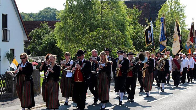 Der Festzug wurde von der Stadtkapelle begleitet.