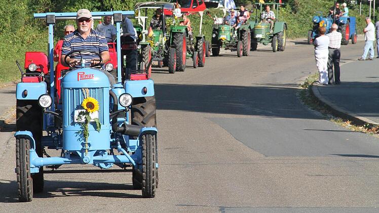 Von Parkplatz unterhalb der Basilika zog sich ein langer Zug nach oben.