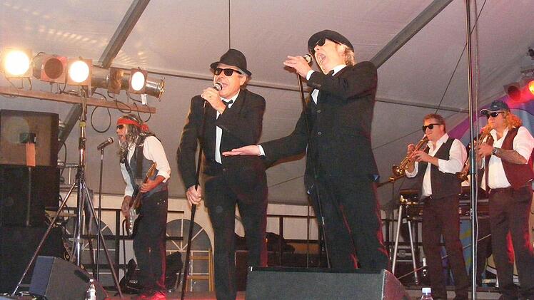 Nicht nur optisch konnte die Blues Brothers Revival Band mit dem Original der 1980er Jahre mithalten.