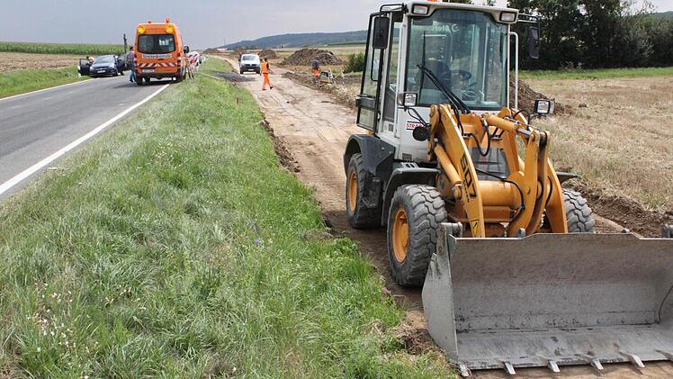 Auf der neuen Radwegtrasse wird schon fleißig gebaut.