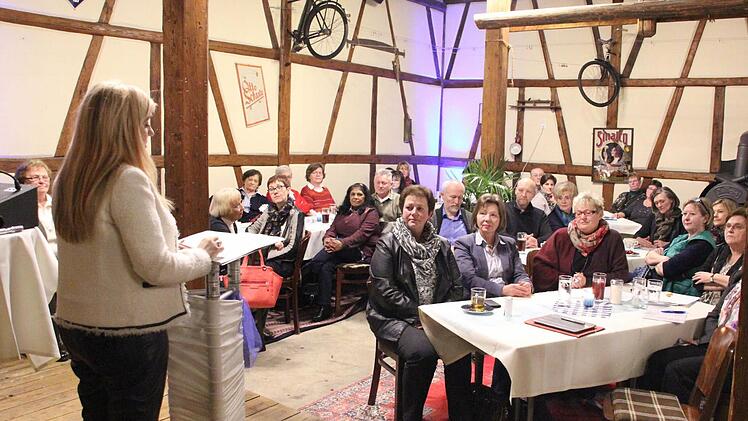 Ministerin Huml sprach in der Tenne des Cafés Kitsch. Foto: Friedwald Schedel