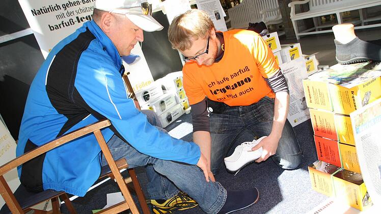 Zum dritten Mal ist "Leguano" auf der Messe vertreten, hier berät Verkaufsleiter Stefan Wirsing den Physiotherapeuten Klaus Henke. Foto: Ralf Ruppert