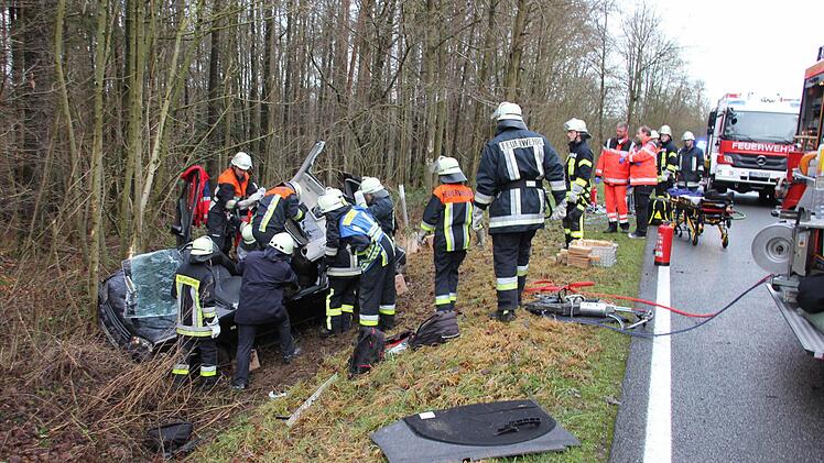 Es waren viele Hilfskräfte schnell an der Unfallstelle.Foto: Ralf Kestel