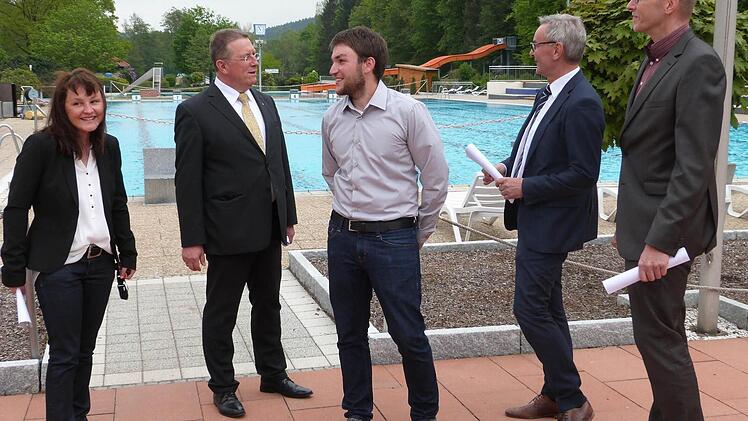 Bei der Besichtigung vor dem Saisonstart (von links) Sabine Leithner von den Stadtwerken, OB Henry Schramm, Andreas Wei&szlig;, Meister f&uuml;r B&auml;derbetrieb, Werkleiter Stephan Pr&ouml;schold und dessen Stellvertreter Oliver Voss von den Stadtwerken Foto: Werner Rei&szlig;aus