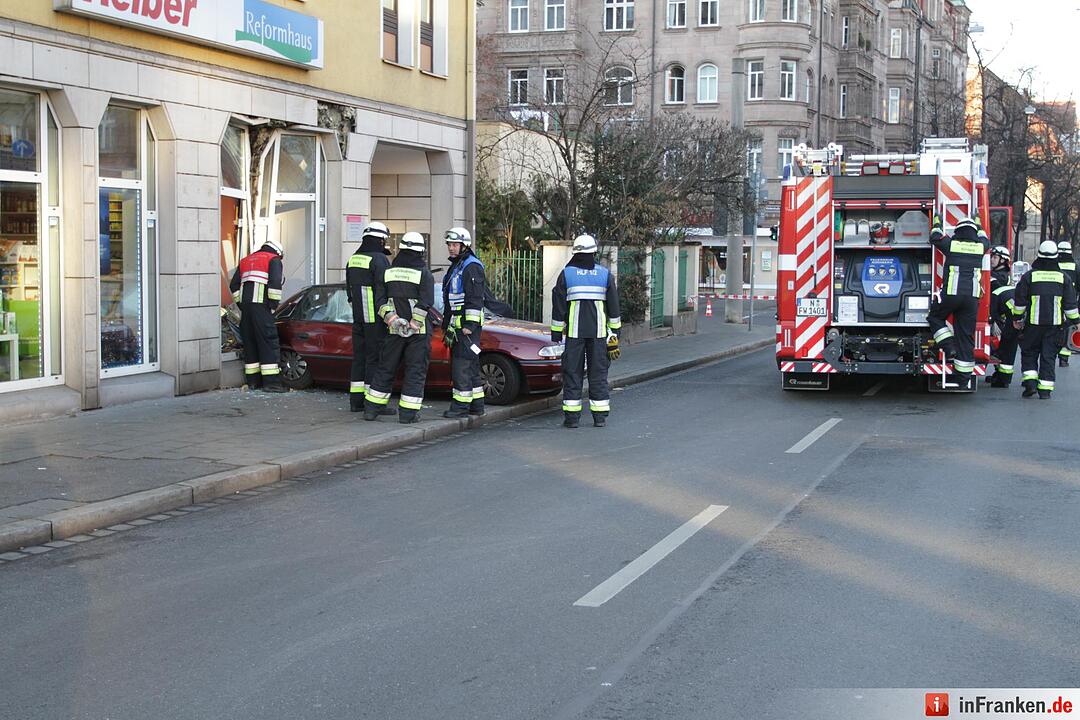 Auto kracht rückwärts in Reformhaus