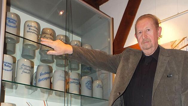 Alfred Fischer mit Brauerei-Ma&szlig;kr&uuml;gen