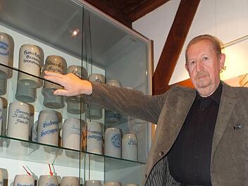 Alfred Fischer mit Brauerei-Maßkrügen