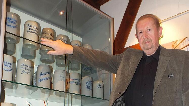 Alfred Fischer mit Brauerei-Maßkrügen
