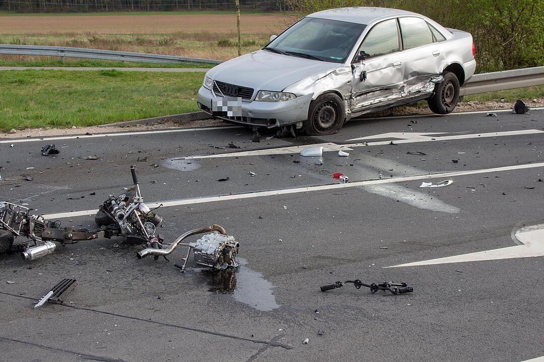 Tödlicher Unfall bei Zirndorf: Motorradfahrer stirbt nach Kollision mit Polizeiauto