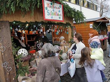 Der Stand der "Kunterbunten Schulfabrik" am Eggolsheimer Adventsmarkt. Foto: Mathias Erlwein