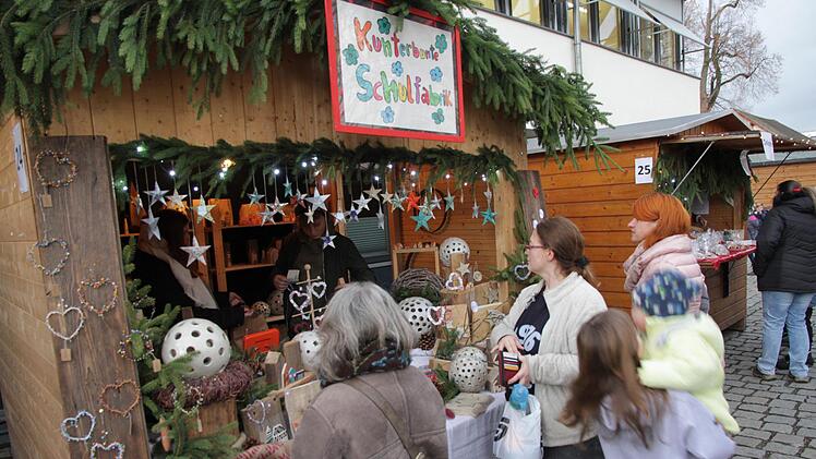 Der Stand der "Kunterbunten Schulfabrik" am Eggolsheimer Adventsmarkt. Foto: Mathias Erlwein
