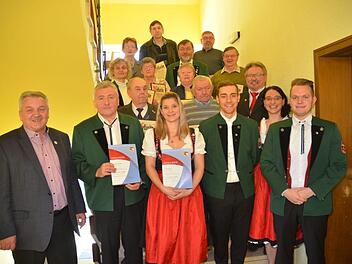 Ehrungen beim Musikverein Pressig für langjährige Mitgliedschaft und langjähriges ehrenamtliches Engagement als aktive Musiker. Mit im Bild von rechts Dirigent Dominik Richter, Tanja Kopp (Erste Vorsitzende), Bürgermeister Hans Pietz sowie links Wolfgang Müller (Kreisvorsitzender des NBMB). Foto: K.- H. Hofmann